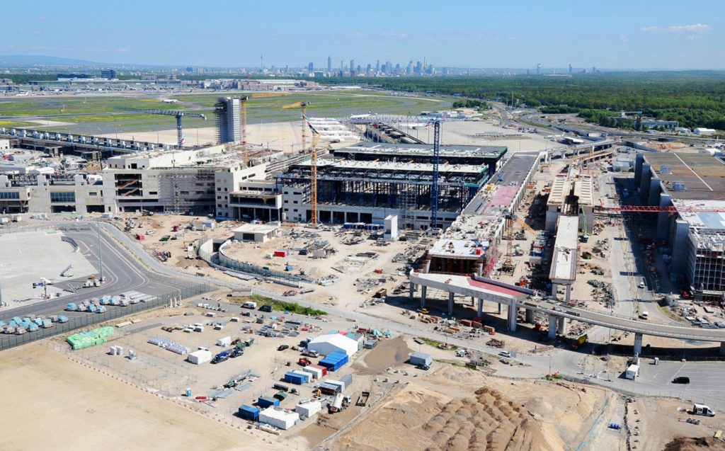 Frankfurts Flughafenerweiterung Terminal 3. Luftaufnahme der Baustelle.